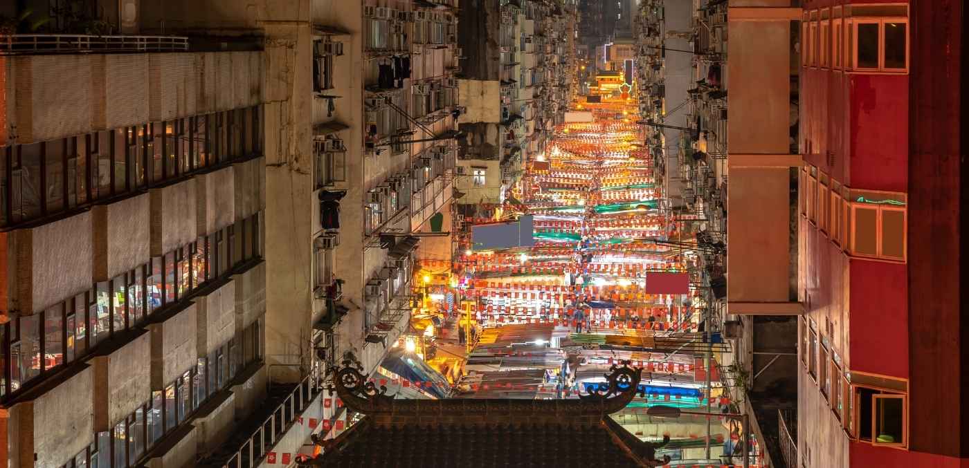 Temple Street night market © Adobe Stock