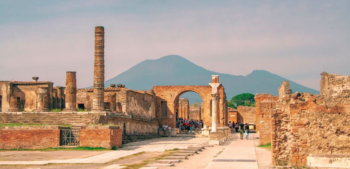 pompeii with mountain behind