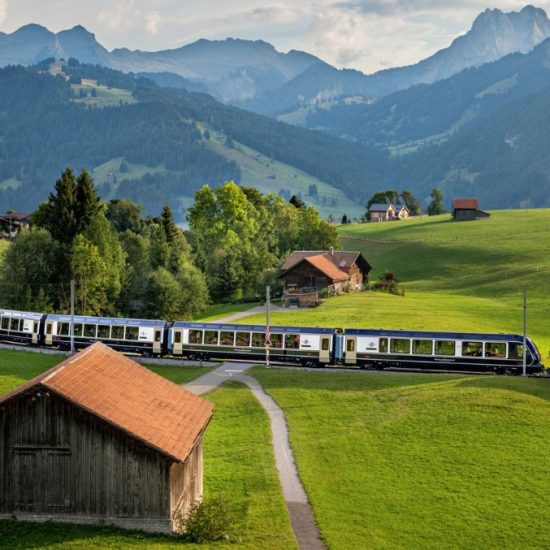 GoldenPass Express Am Abend in Schönried, Berner Oberland. GoldenPass Express in the Evening in Schönried, Bernese Oberland.