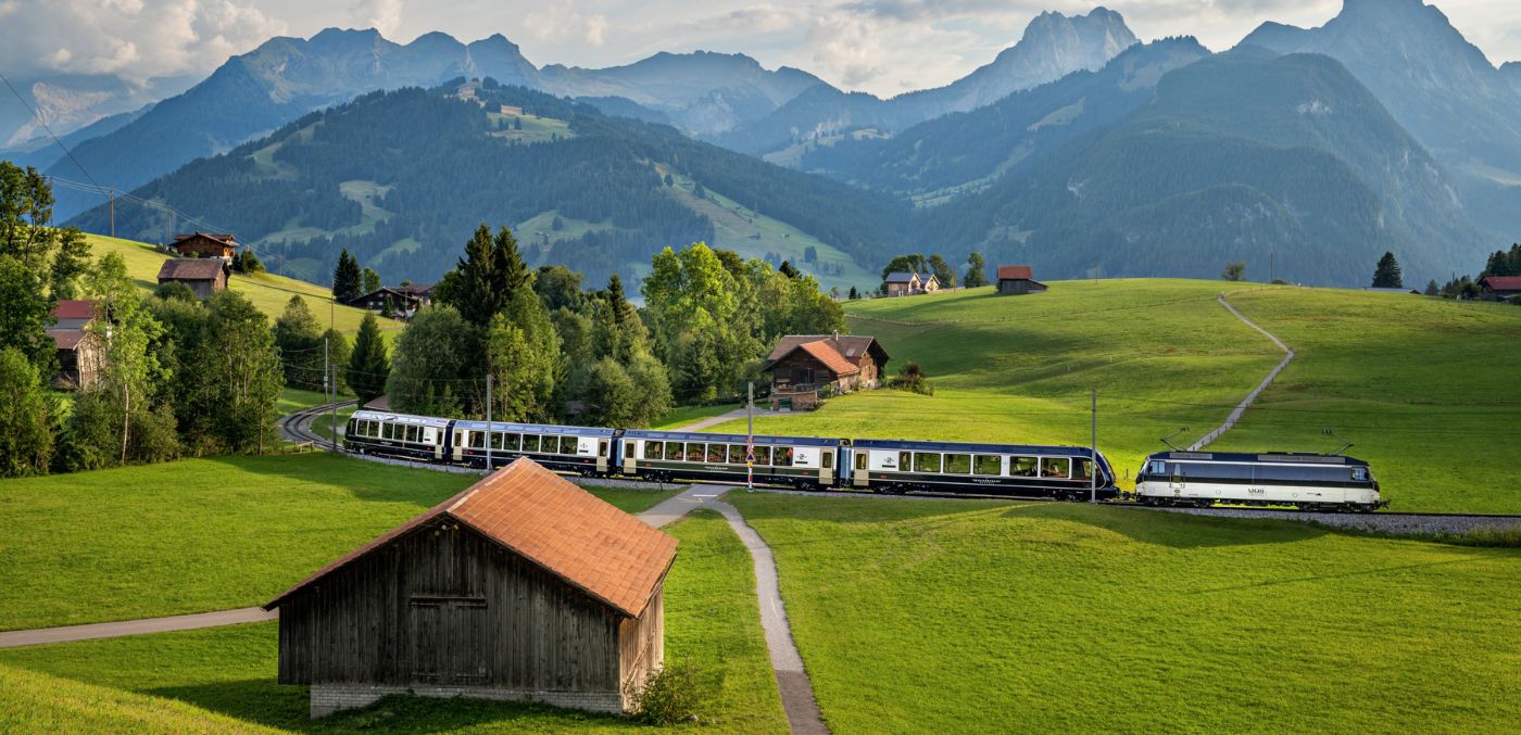 GoldenPass Express Am Abend in Schönried, Berner Oberland. GoldenPass Express in the Evening in Schönried, Bernese Oberland.