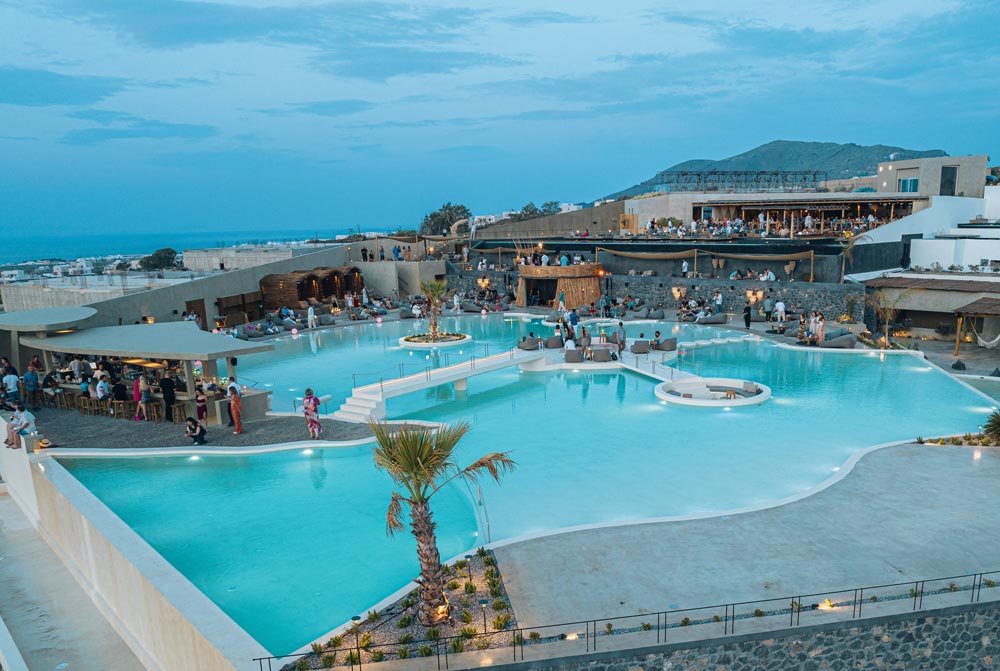 Andronis Arcadia has Santorini’s biggest pool