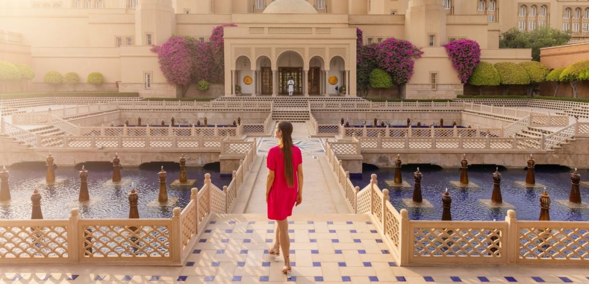 Lady by the entrance fountains at Oberoi Amarvilas, India